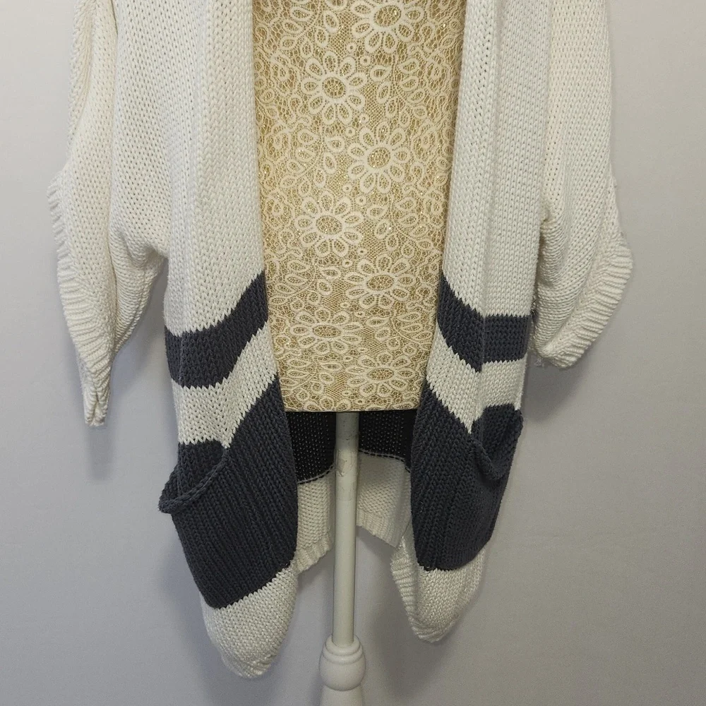 Fresh Produce Size XS/S White Grey Loose Knit Slouchy Front Pockets Cardigan